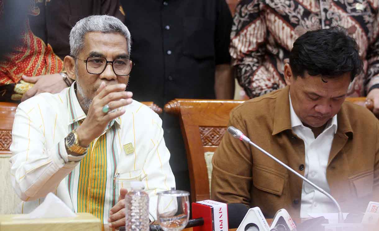 Ketua Komisi III DPR RI, Habiburokhman Bersama Dirjen Kekayaan Intelektual Kementerian Hukum Razilu serta musisi Tantri 'Kotak' menggelar konferensi pers usai rapat tertutup di Gedung DPR RI, Kompleks Parlemen, Senayan, Jakarta, Jumat (20/6/2025).  (Beritanasional.com/Oke Atmaja)