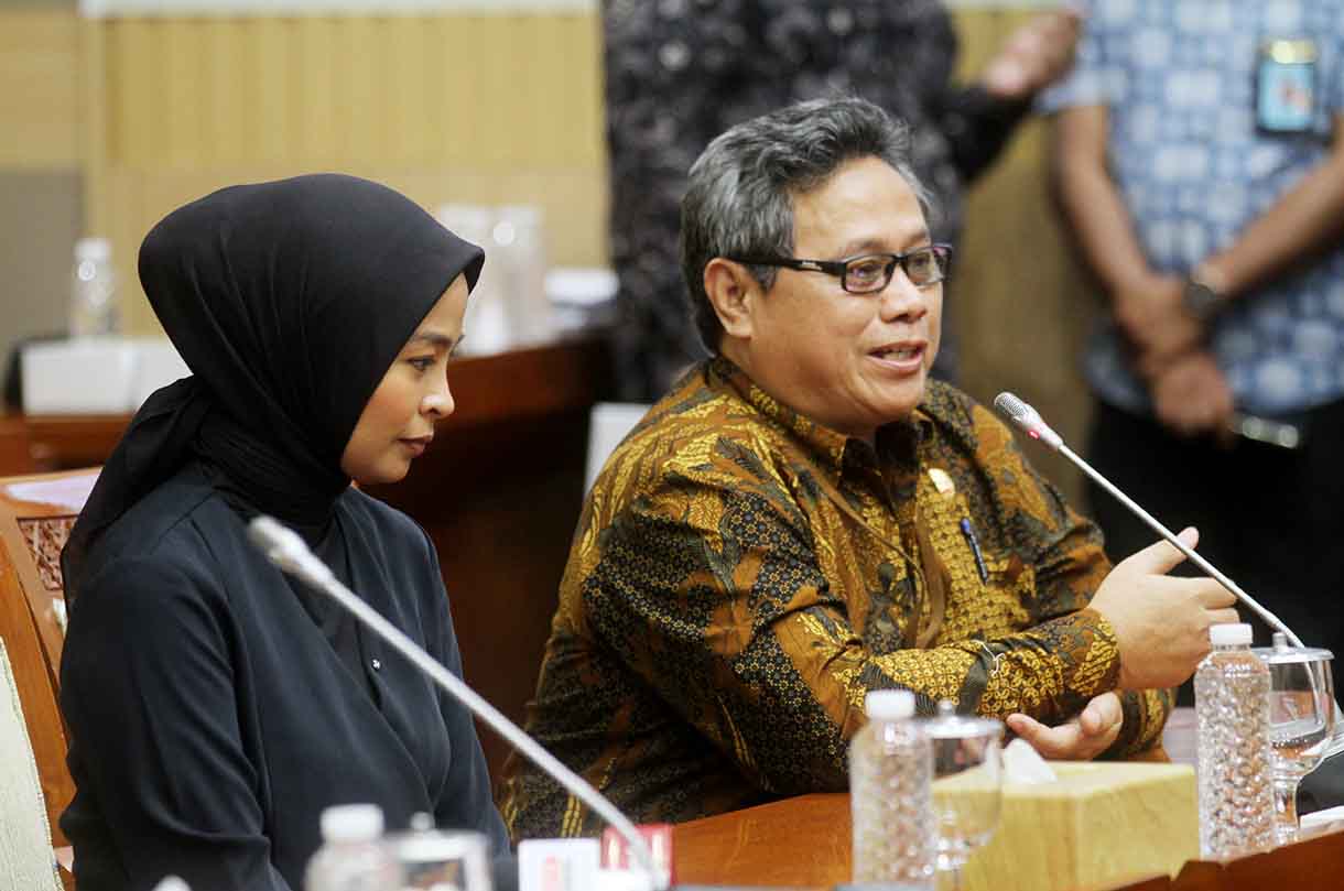 Ketua Komisi III DPR RI, Habiburokhman Bersama Dirjen Kekayaan Intelektual Kementerian Hukum Razilu serta musisi Tantri 'Kotak' menggelar konferensi pers usai rapat tertutup di Gedung DPR RI, Kompleks Parlemen, Senayan, Jakarta, Jumat (20/6/2025).  (Beritanasional.com/Oke Atmaja)