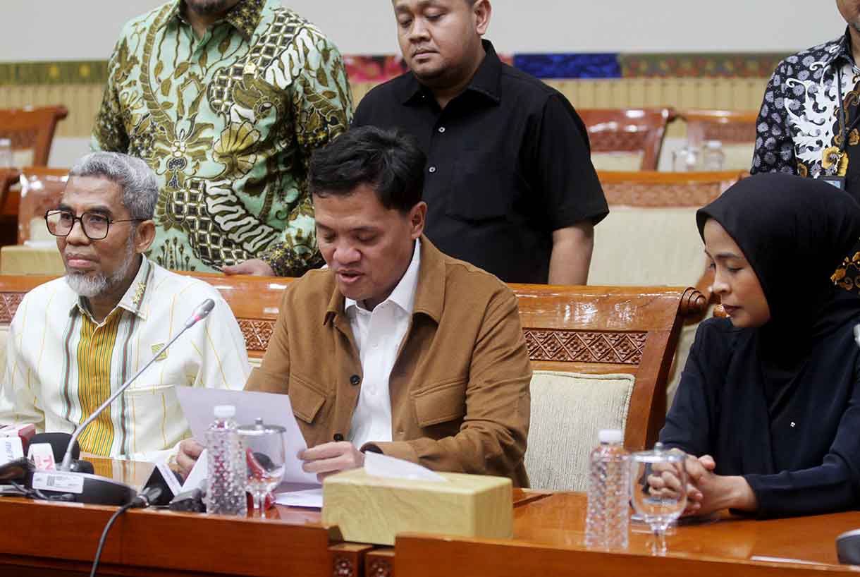 Ketua Komisi III DPR RI, Habiburokhman Bersama Dirjen Kekayaan Intelektual Kementerian Hukum Razilu serta musisi Tantri 'Kotak' menggelar konferensi pers usai rapat tertutup di Gedung DPR RI, Kompleks Parlemen, Senayan, Jakarta, Jumat (20/6/2025).  (Beritanasional.com/Oke Atmaja)