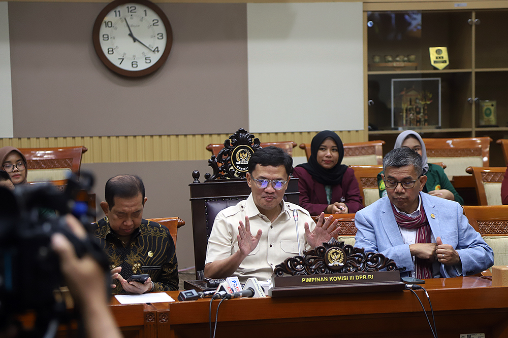 Komisi III DPR meneberikan keterangan kepada wartawan terkait penyiraman air keras terhadap Wakil Koordinator KontraS Andrie Yunus. (BeritaNasional/Elvis Sendouw)