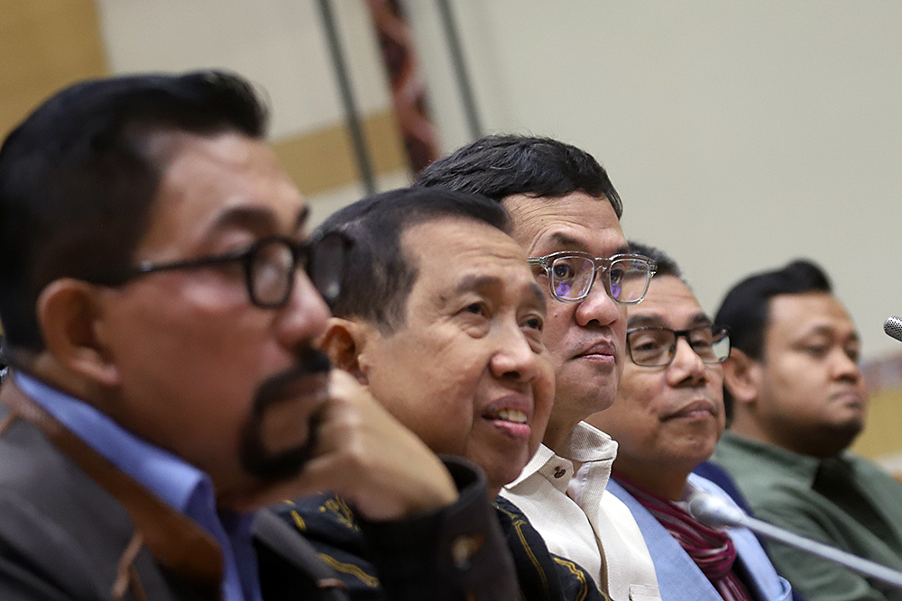 Komisi III DPR memberikan keterangan kepada wartawan terkait penyiraman air keras terhadap Wakil Koordinator KontraS Andrie Yunus. (BeritaNasional/Elvis Sendouw)