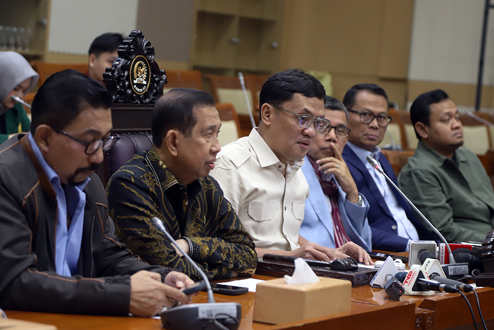 Komisi III DPR meneberikan keterangan kepada wartawan terkait penyiraman air keras terhadap Wakil Koordinator KontraS Andrie Yunus. (BeritaNasional/Elvis Sendouw)