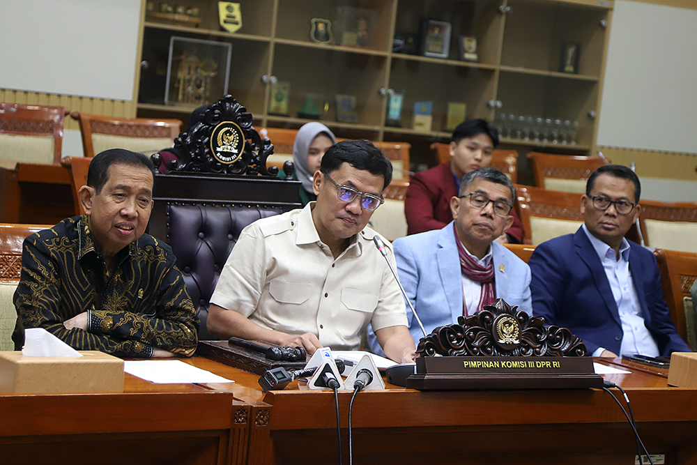 Komisi III DPR memberikan keterangan kepada wartawan terkait penyiraman air keras terhadap Wakil Koordinator KontraS Andrie Yunus. (BeritaNasional/Elvis Sendouw)
