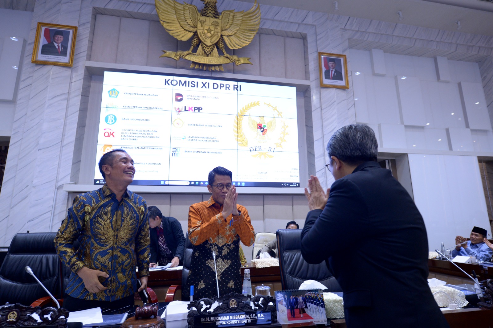 Calon Deputi Gubernur Bank Indonesia (BI) Solikin M.Juhro, memaparkan visi misinya saat mengikuti uji kelayakan dan kepatutan atau fit and proper test calon Deputi Gubernur Bank Indonesia di ruang Komisi XI DPR. (BeritaNasional/Elvis Sendouw/HO)