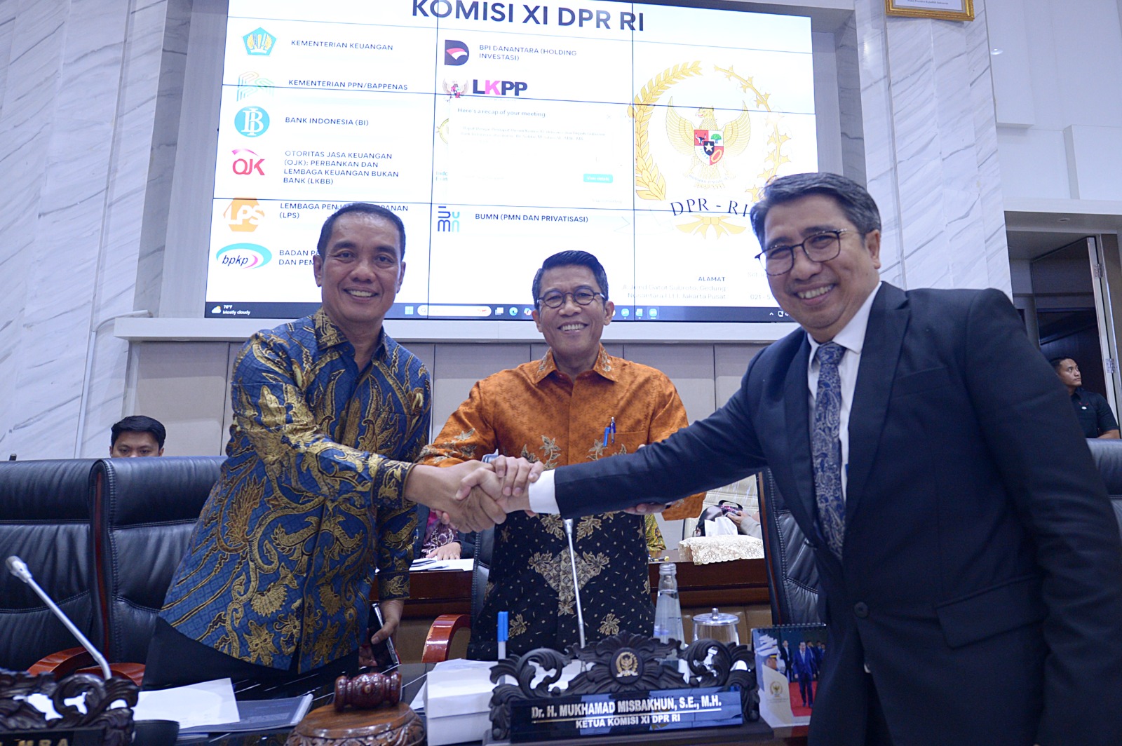 Calon Deputi Gubernur Bank Indonesia (BI) Solikin M.Juhro, memaparkan visi misinya saat mengikuti uji kelayakan dan kepatutan atau fit and proper test calon Deputi Gubernur Bank Indonesia di ruang Komisi XI DPR. (BeritaNasional/Elvis Sendouw/HO)