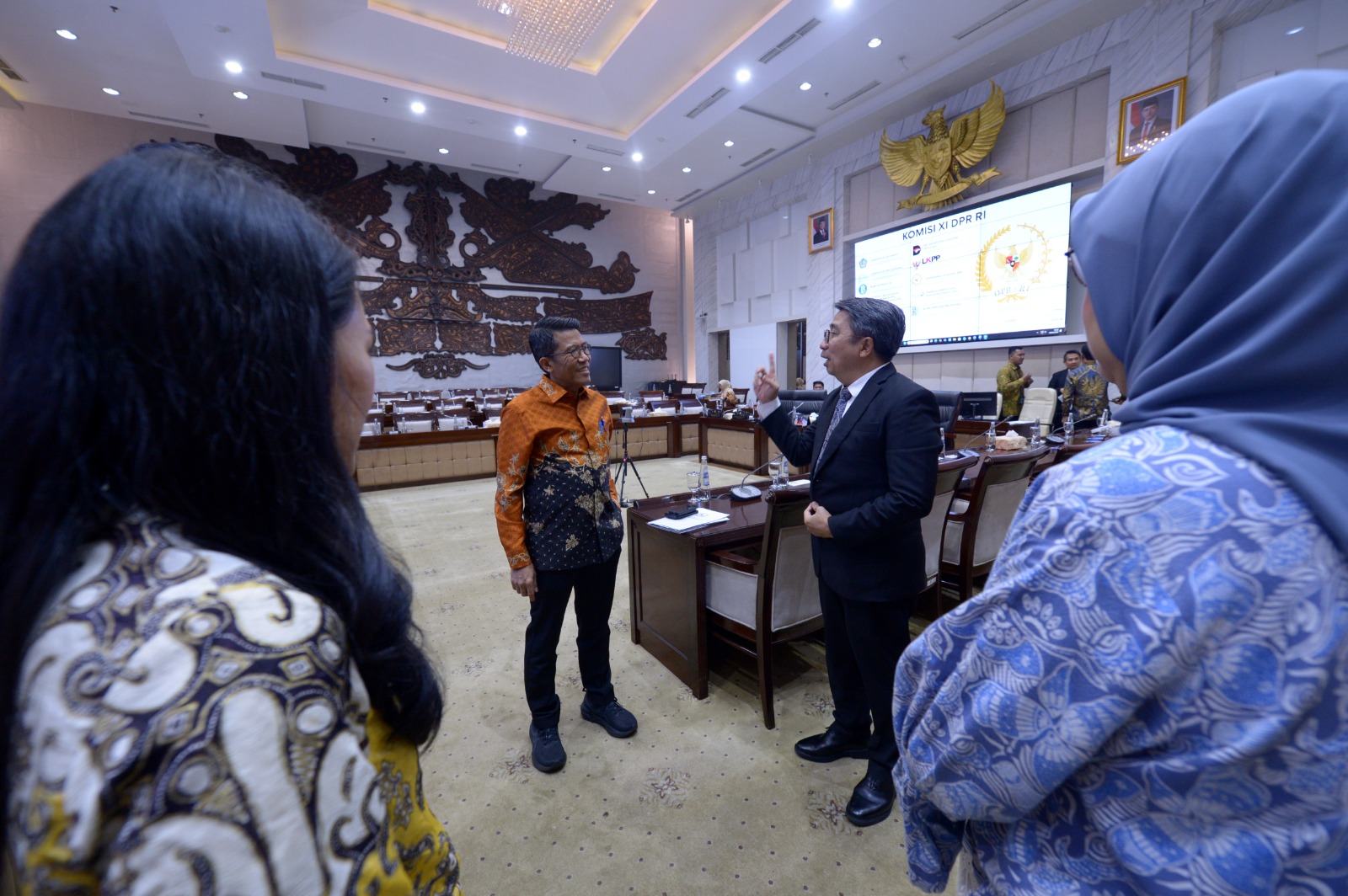 Calon Deputi Gubernur Bank Indonesia (BI) Solikin M.Juhro, memaparkan visi misinya saat mengikuti uji kelayakan dan kepatutan atau fit and proper test calon Deputi Gubernur Bank Indonesia di ruang Komisi XI DPR. (BeritaNasional/Elvis Sendouw/HO)