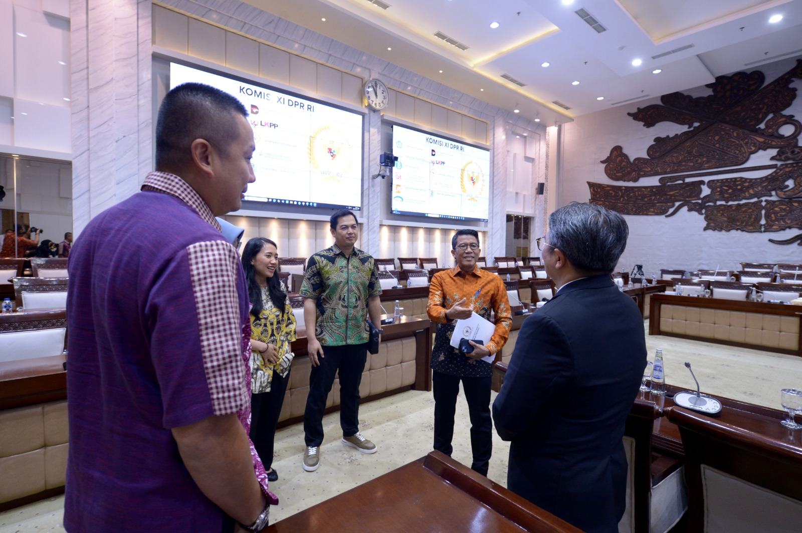 Calon Deputi Gubernur Bank Indonesia (BI) Solikin M.Juhro, memaparkan visi misinya saat mengikuti uji kelayakan dan kepatutan atau fit and proper test calon Deputi Gubernur Bank Indonesia di ruang Komisi XI DPR. (BeritaNasional/Elvis Sendouw/HO)