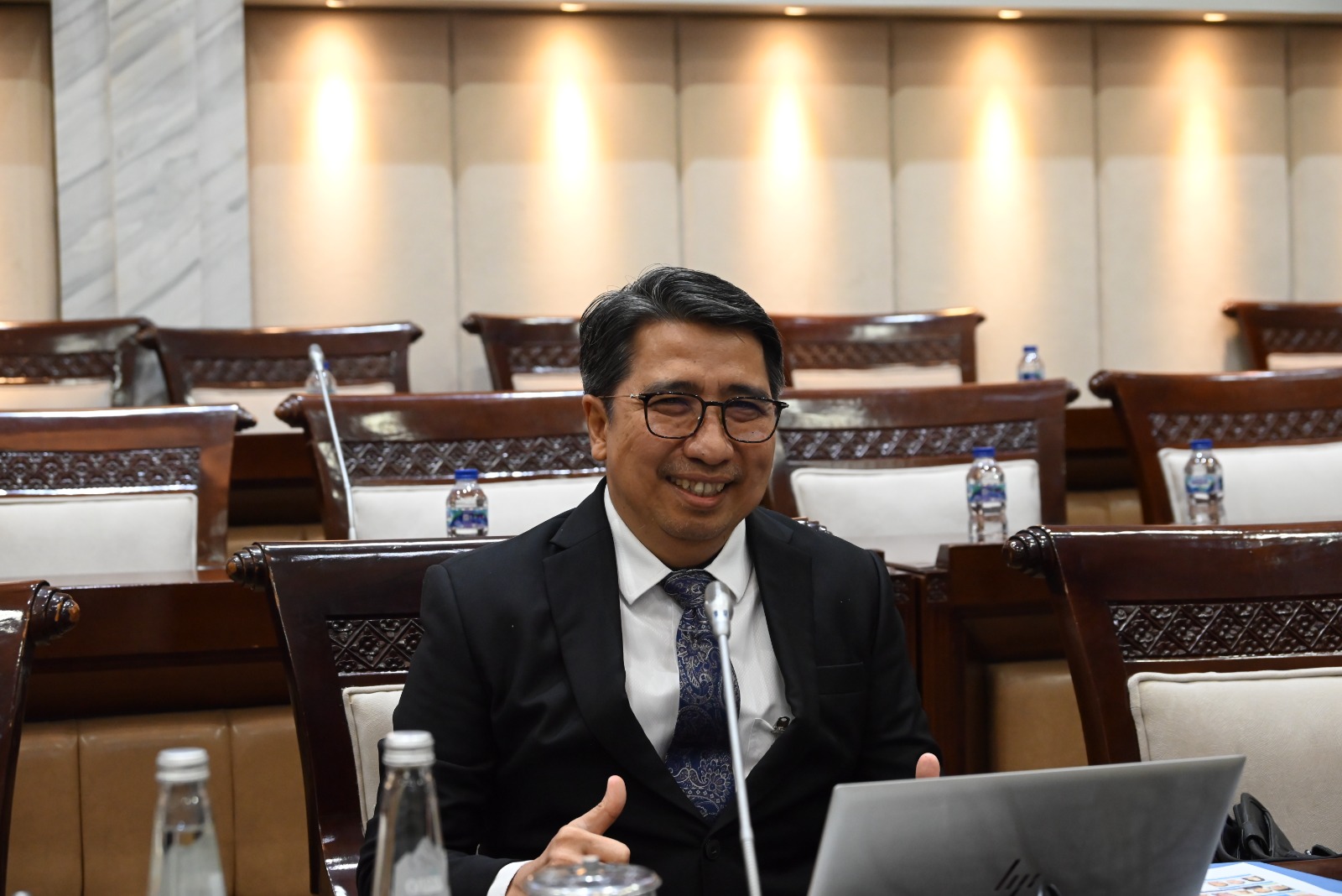 Calon Deputi Gubernur Bank Indonesia (BI) Solikin M.Juhro, memaparkan visi misinya saat mengikuti uji kelayakan dan kepatutan atau fit and proper test calon Deputi Gubernur Bank Indonesia di ruang Komisi XI DPR. (BeritaNasional/Elvis Sendouw/HO)