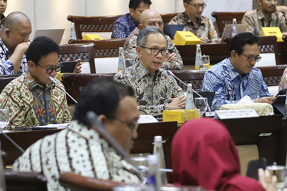 Rapat kerja Komisi XI bersama OJK. (BeritaNasional/Elvis Sendouw)