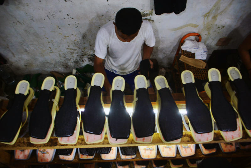 Komitmen Kemajuan UMKM, Pemerintah Hapus Piutang Macet Rp486 Miliar UMKM pembuatan alas kaki di Pamulang, Tangsel, Banten. (BeritaNasional/Elvis Sendouw)