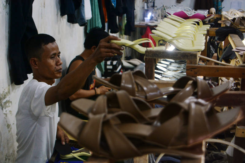 Komitmen Kemajuan UMKM, Pemerintah Hapus Piutang Macet Rp486 Miliar UMKM pembuatan alas kaki di Pamulang, Tangsel, Banten. (BeritaNasional/Elvis Sendouw)