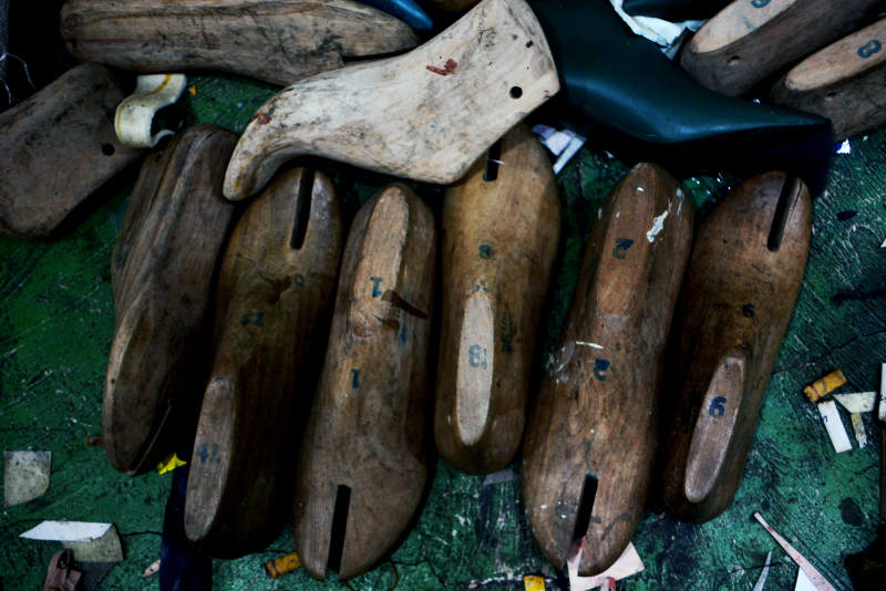 Komitmen Kemajuan UMKM, Pemerintah Hapus Piutang Macet Rp486 Miliar UMKM pembuatan alas kaki di Pamulang, Tangsel, Banten. (BeritaNasional/Elvis Sendouw)