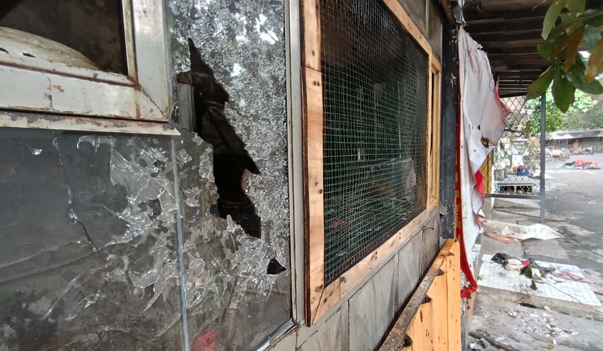 Pedagang mencari barang yang tersisa di kios yang terbakar di kawasan Kalibata, Jakarta, Jumat (12/12/2025).  (Beritanasional.com/Oke Atmaja)