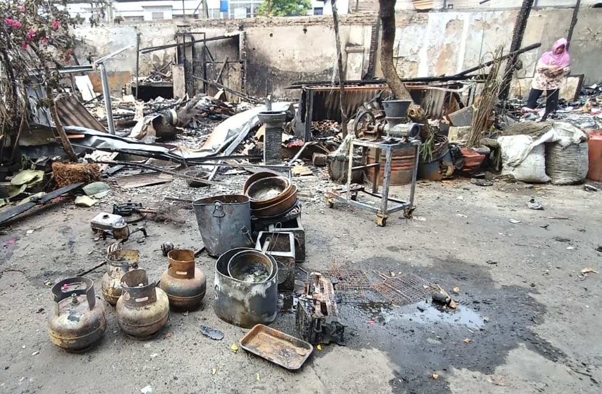 Pedagang mencari barang yang tersisa di kios yang terbakar di kawasan Kalibata, Jakarta, Jumat (12/12/2025).  (Beritanasional.com/Oke Atmaja)