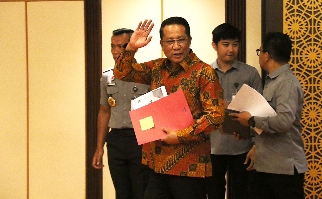 Menteri Hukum Supratman Andi Agtas (kedua kiri) bersama Wakil Menteri Hukum Edward Omar Sharif Hiariej (kiri), Dirjen Peraturan Perundang-Undangan Kementerian Hukum Dhahana Putra (kedua kanan), dan anggota Tim Ahli KUHP Nasional Albert Aries (kanan) memberikan keterangan dalam konferensi pers terkait pemberlakuan UU KUHP, UU KUHAP, dan UU Penyesuaian Pidana yang baru di Gedung Sekretariat Jenderal Kementerian Hukum, Jakarta, Senin (5/1/2026).  (Beritanasional.com/Oke Atmaja)