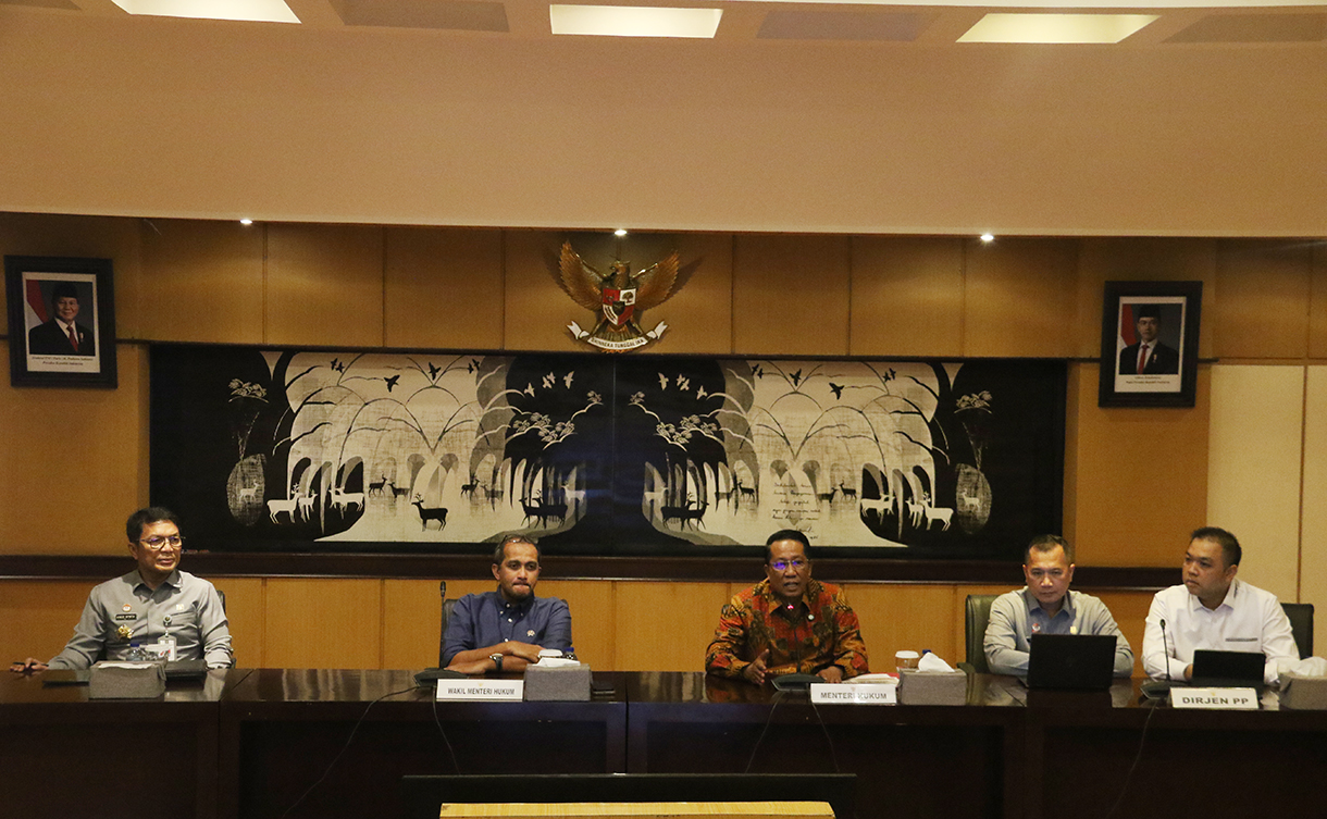 Menteri Hukum Supratman Andi Agtas (kedua kiri) bersama Wakil Menteri Hukum Edward Omar Sharif Hiariej (kiri), Dirjen Peraturan Perundang-Undangan Kementerian Hukum Dhahana Putra (kedua kanan), dan anggota Tim Ahli KUHP Nasional Albert Aries (kanan) memberikan keterangan dalam konferensi pers terkait pemberlakuan UU KUHP, UU KUHAP, dan UU Penyesuaian Pidana yang baru di Gedung Sekretariat Jenderal Kementerian Hukum, Jakarta, Senin (5/1/2026).  (Beritanasional.com/Oke Atmaja)