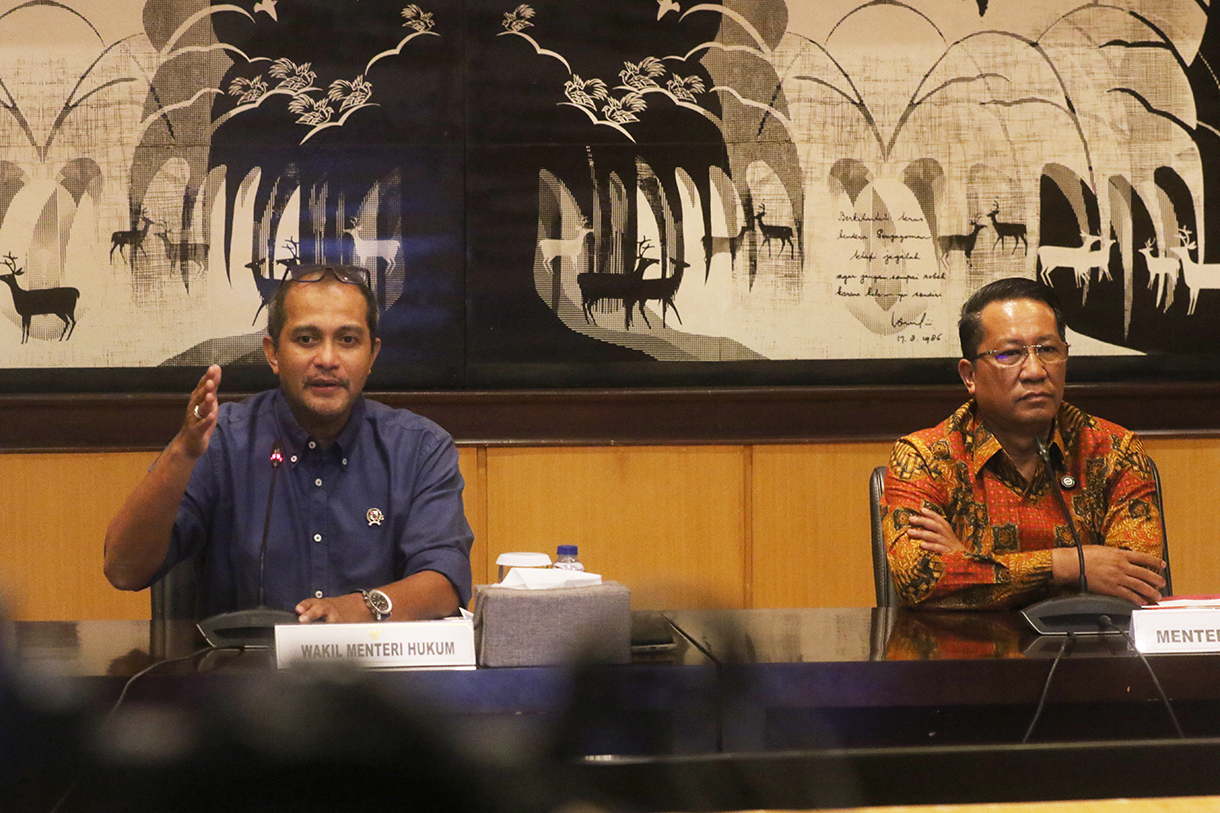 Menteri Hukum Supratman Andi Agtas (kedua kiri) bersama Wakil Menteri Hukum Edward Omar Sharif Hiariej (kiri), Dirjen Peraturan Perundang-Undangan Kementerian Hukum Dhahana Putra (kedua kanan), dan anggota Tim Ahli KUHP Nasional Albert Aries (kanan) memberikan keterangan dalam konferensi pers terkait pemberlakuan UU KUHP, UU KUHAP, dan UU Penyesuaian Pidana yang baru di Gedung Sekretariat Jenderal Kementerian Hukum, Jakarta, Senin (5/1/2026).  (Beritanasional.com/Oke Atmaja)