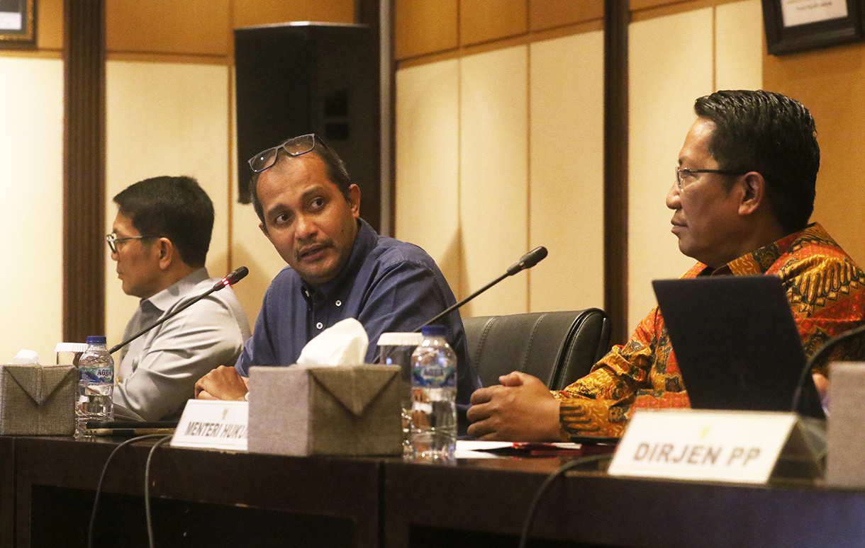 Menteri Hukum Supratman Andi Agtas (kedua kiri) bersama Wakil Menteri Hukum Edward Omar Sharif Hiariej (kiri), Dirjen Peraturan Perundang-Undangan Kementerian Hukum Dhahana Putra (kedua kanan), dan anggota Tim Ahli KUHP Nasional Albert Aries (kanan) memberikan keterangan dalam konferensi pers terkait pemberlakuan UU KUHP, UU KUHAP, dan UU Penyesuaian Pidana yang baru di Gedung Sekretariat Jenderal Kementerian Hukum, Jakarta, Senin (5/1/2026).  (Beritanasional.com/Oke Atmaja)