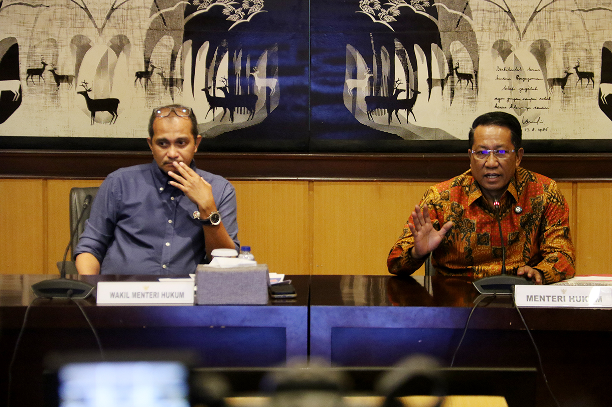 Menteri Hukum Supratman Andi Agtas (kedua kiri) bersama Wakil Menteri Hukum Edward Omar Sharif Hiariej (kiri), Dirjen Peraturan Perundang-Undangan Kementerian Hukum Dhahana Putra (kedua kanan), dan anggota Tim Ahli KUHP Nasional Albert Aries (kanan) memberikan keterangan dalam konferensi pers terkait pemberlakuan UU KUHP, UU KUHAP, dan UU Penyesuaian Pidana yang baru di Gedung Sekretariat Jenderal Kementerian Hukum, Jakarta, Senin (5/1/2026).  (Beritanasional.com/Oke Atmaja)