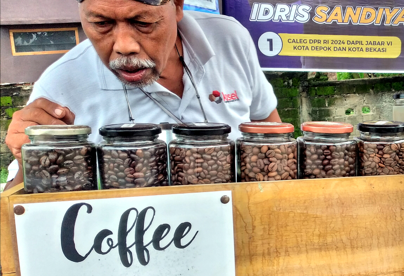 Pakde kopi krotok jalanan sajikan kopi yang tidak kalah rasanya dengan kopi kelas kafe. (BeritaNasional/Elvis Sendouw)