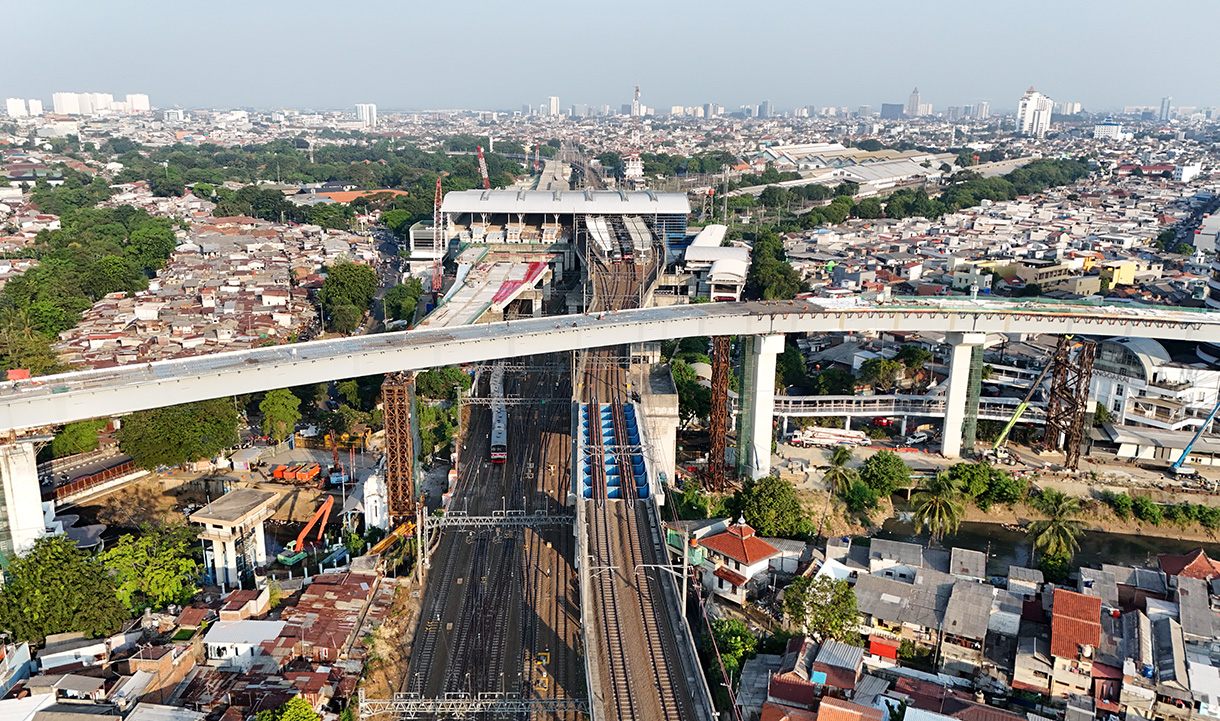 Foto udara proyek pembangunan jalur Light Rail Transit (LRT) Jakarta Fase 1B Velodrome-Manggarai di Manggarai, Jakarta, Rabu (15/7/2026).(Beritanasional.com/Oke Atmaja)