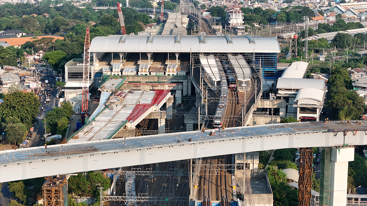 Foto udara proyek pembangunan jalur Light Rail Transit (LRT) Jakarta Fase 1B Velodrome-Manggarai di Manggarai, Jakarta, Rabu (15/7/2026).(Beritanasional.com/Oke Atmaja)