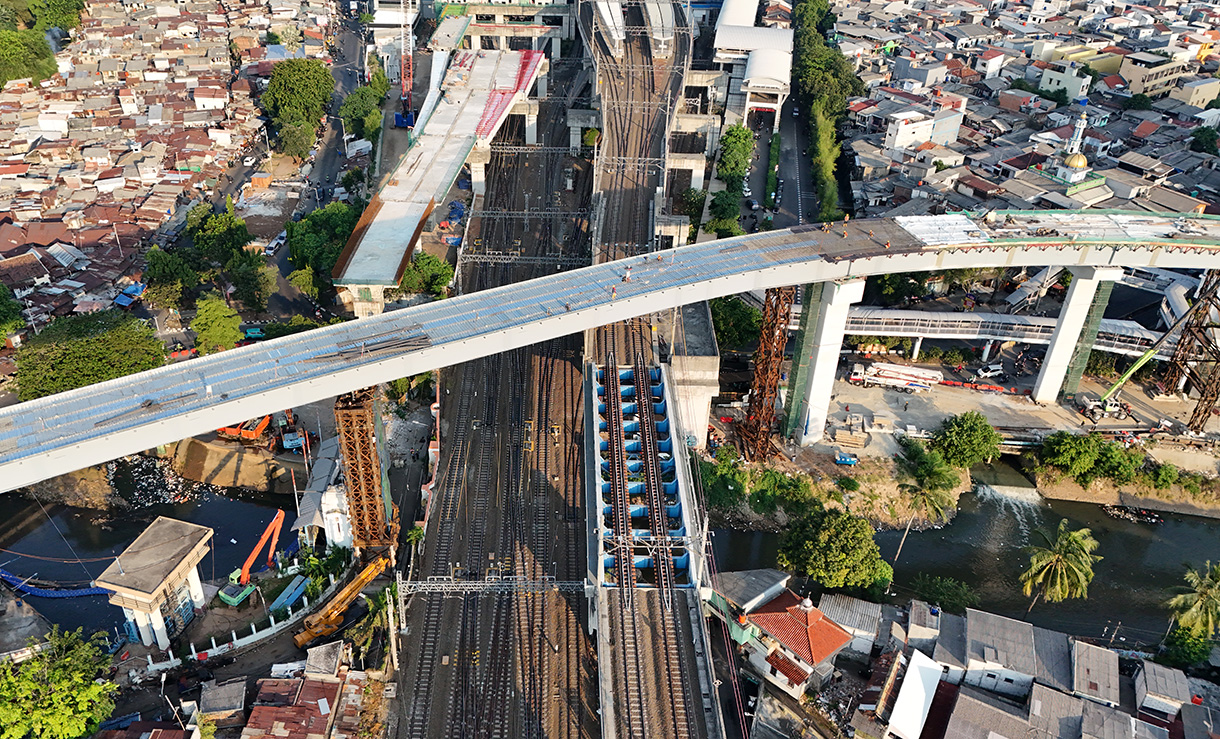 Foto udara proyek pembangunan jalur Light Rail Transit (LRT) Jakarta Fase 1B Velodrome-Manggarai di Manggarai, Jakarta, Rabu (15/7/2026).(Beritanasional.com/Oke Atmaja)