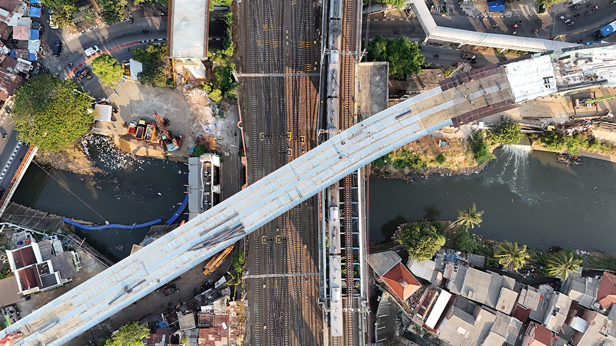 Foto udara proyek pembangunan jalur Light Rail Transit (LRT) Jakarta Fase 1B Velodrome-Manggarai di Manggarai, Jakarta, Rabu (15/7/2026).(Beritanasional.com/Oke Atmaja)