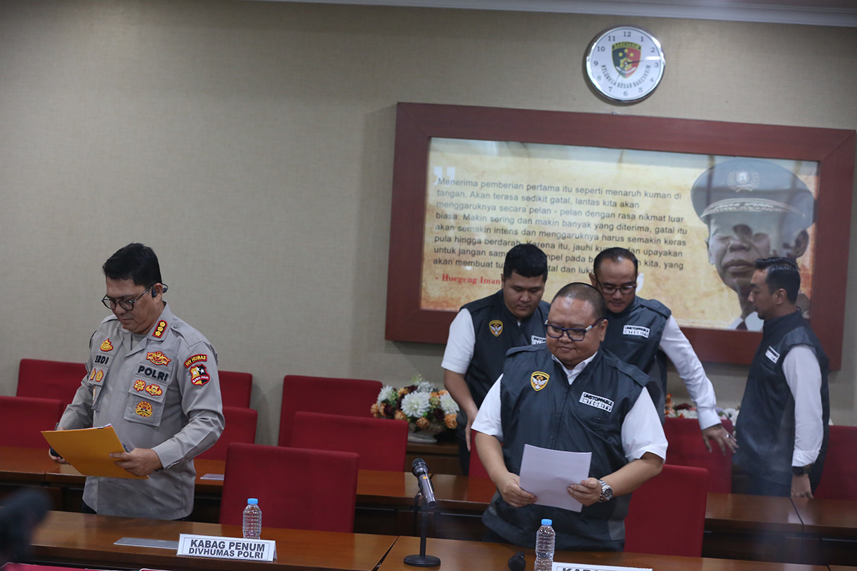 Kabag Penum Divisi Humas Polri Kombes Pol Erdi Adrimurlan Chaniago bersama Kabagops Kortas Tipikor Kombes Pol Ahmad Yusuf Afandi, memberikan keterangan pers terkait kasus korupsi Modal Batu Bara di Bareskrim Polri, Jakarta, Senin (20 Juli 2026). (Beritanasional.com/Oke Atmaja)