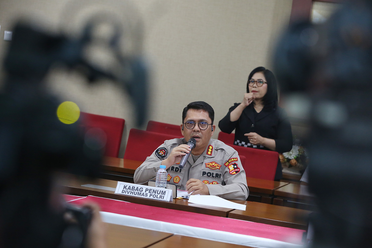 Kabag Penum Divisi Humas Polri Kombes Pol Erdi Adrimurlan Chaniago bersama Kabagops Kortas Tipikor Kombes Pol Ahmad Yusuf Afandi, memberikan keterangan pers terkait kasus korupsi Modal Batu Bara di Bareskrim Polri, Jakarta, Senin (20 Juli 2026). (Beritanasional.com/Oke Atmaja)