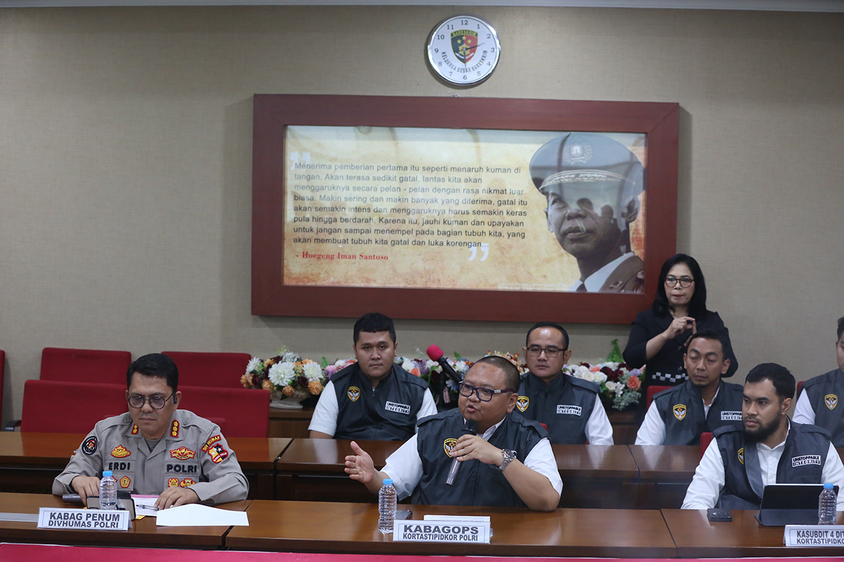 Kabag Penum Divisi Humas Polri Kombes Pol Erdi Adrimurlan Chaniago bersama Kabagops Kortas Tipikor Kombes Pol Ahmad Yusuf Afandi, memberikan keterangan pers terkait kasus korupsi Modal Batu Bara di Bareskrim Polri, Jakarta, Senin (20 Juli 2026). (Beritanasional.com/Oke Atmaja)
