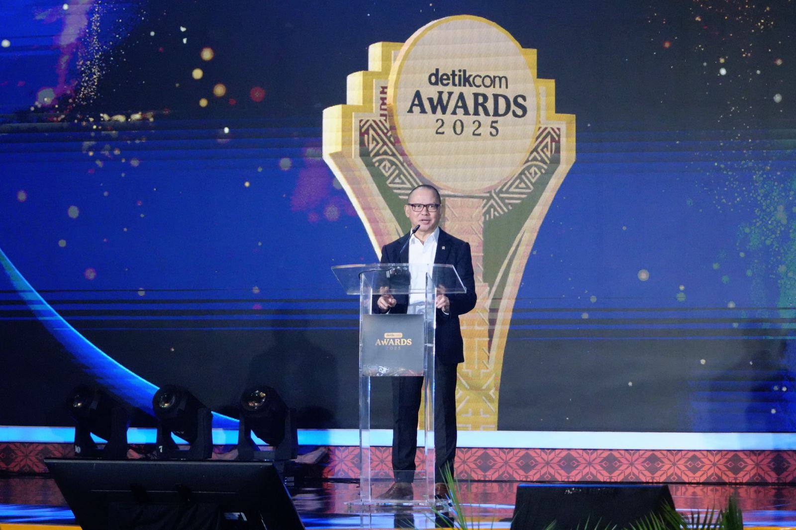 Menteri Pelindungan Pekerja Migran Indonesia (P2MI) Mukhtarudin menerima penghargaan yang diberikan oleh langsung oleh Chief Content Officer detikcom, Latif Harnoko dalam anugerah detikcom Awards 2025. (BeritaNasional/Elvis/KP2MI)