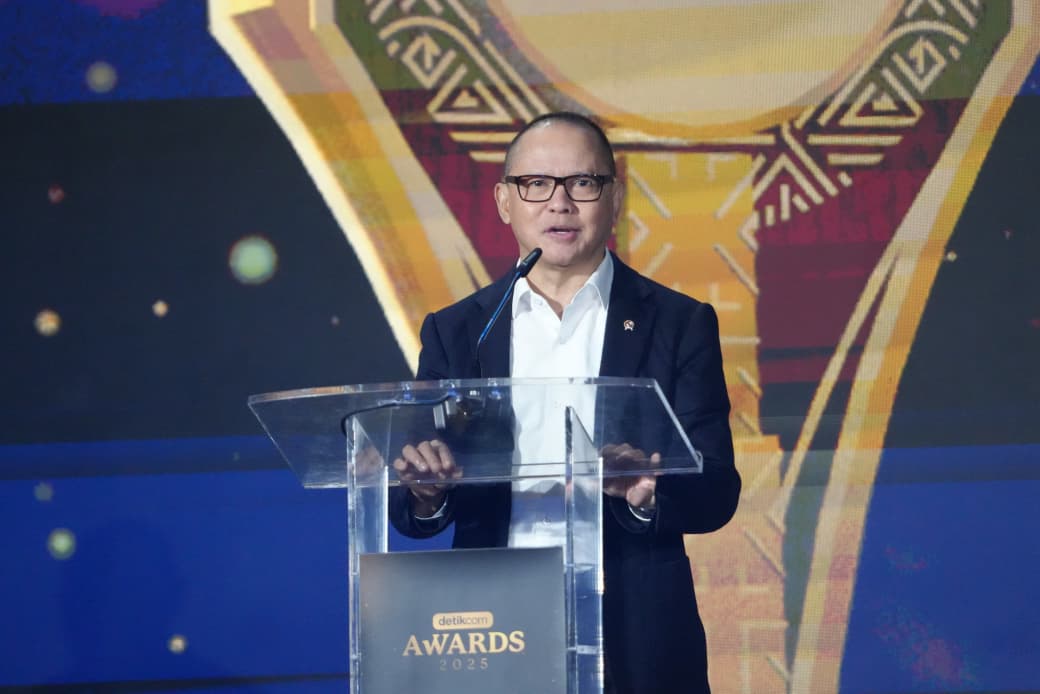 Menteri Pelindungan Pekerja Migran Indonesia (P2MI) Mukhtarudin menerima penghargaan yang diberikan oleh langsung oleh Chief Content Officer detikcom, Latif Harnoko dalam anugerah detikcom Awards 2025. (BeritaNasional/Elvis/KP2MI)