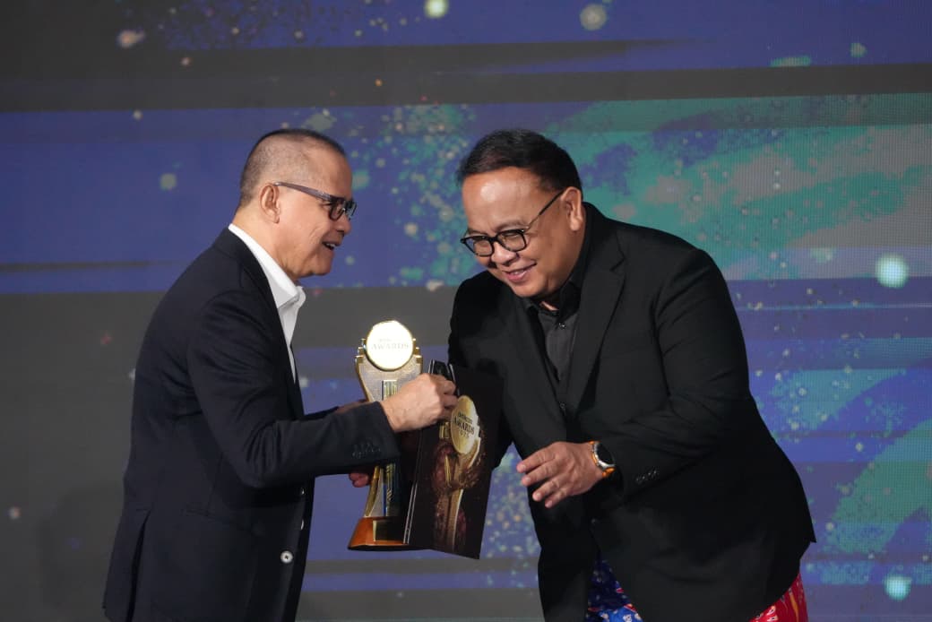 Menteri Pelindungan Pekerja Migran Indonesia (P2MI) Mukhtarudin menerima penghargaan yang diberikan oleh langsung oleh Chief Content Officer detikcom, Latif Harnoko dalam anugerah detikcom Awards 2025. (BeritaNasional/Elvis/KP2MI)