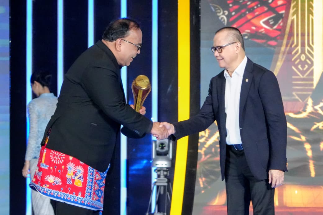 Menteri Pelindungan Pekerja Migran Indonesia (P2MI) Mukhtarudin menerima penghargaan yang diberikan oleh langsung oleh Chief Content Officer detikcom, Latif Harnoko dalam anugerah detikcom Awards 2025. (BeritaNasional/Elvis/KP2MI)