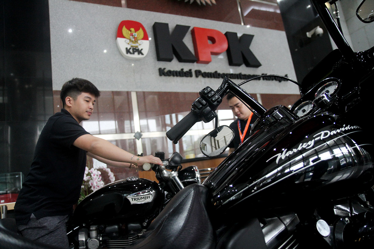 Staf direktorat Pelacakan Aset, Pengelolaan Barang Bukti, dan Eksekusi (Labuksi) KPK berada di antara sejumlah sepeda motor sitaan hasil rampasan kasus korupsi yang akan dilelang di Rumah Penyimpanan Benda Sitaan (Rupbasan) KPK, Cawang, Jakarta, Jumat(6/12/2024).  (BeritaNasional.com/Oke Atmaja)