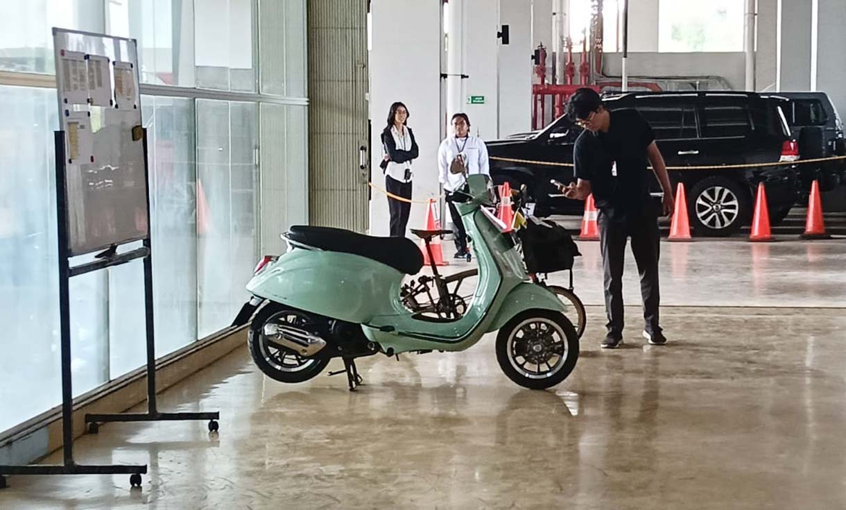 KPK Lelang Barang Rampasan Sejumlah wartawan mengambil gambar barang rampasan berupa mobil yang akan dilelang oleh KPK di Rumah Penyimpanan Benda Sitaan Negara (Rupbasan) KPK, Jakarta, Senin (8/9/2025). (Beritanasional.com/Oke Atmaja)