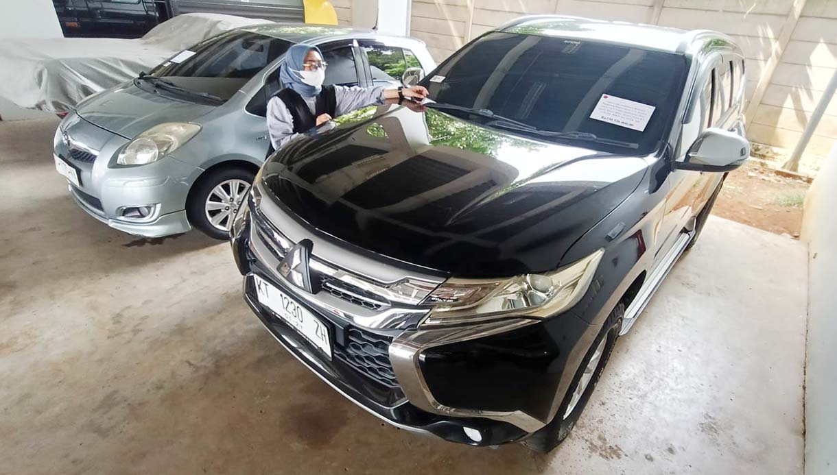 KPK Lelang Barang Rampasan Sejumlah wartawan mengambil gambar barang rampasan berupa mobil yang akan dilelang oleh KPK di Rumah Penyimpanan Benda Sitaan Negara (Rupbasan) KPK, Jakarta, Senin (8/9/2025). (Beritanasional.com/Oke Atmaja)