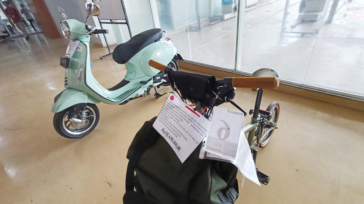 KPK Lelang Barang Rampasan Sejumlah wartawan mengambil gambar barang rampasan berupa mobil yang akan dilelang oleh KPK di Rumah Penyimpanan Benda Sitaan Negara (Rupbasan) KPK, Jakarta, Senin (8/9/2025). (Beritanasional.com/Oke Atmaja)