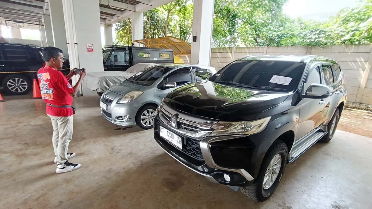 KPK Lelang Barang Rampasan Sejumlah wartawan mengambil gambar barang rampasan berupa mobil yang akan dilelang oleh KPK di Rumah Penyimpanan Benda Sitaan Negara (Rupbasan) KPK, Jakarta, Senin (8/9/2025). (Beritanasional.com/Oke Atmaja)