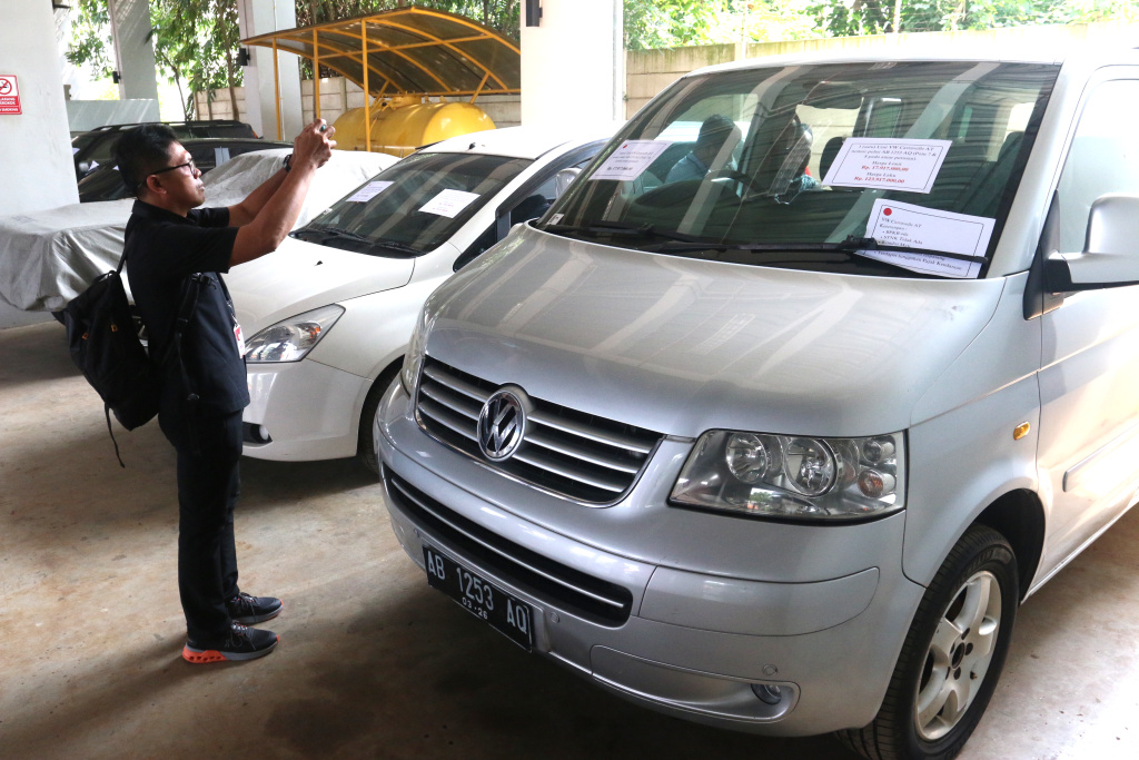 KPK Melelang Barang Sitaan Kasus korupsi Jurnalis mengambil gambar motor yang dilelang di Rupbasan KPK, Jakarta, Kamis (12/5/2025). (Beritanasional.com/Oke Atmaja)