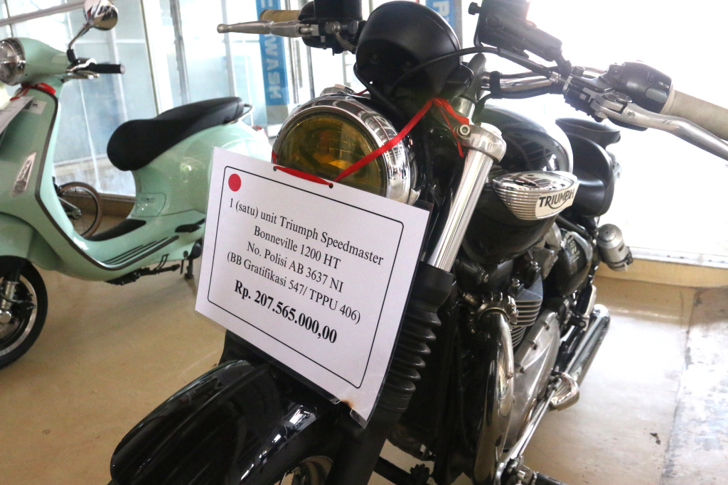 KPK Melelang Barang Sitaan Kasus korupsi Jurnalis mengambil gambar motor yang dilelang di Rupbasan KPK, Jakarta, Kamis (12/5/2025). (Beritanasional.com/Oke Atmaja)