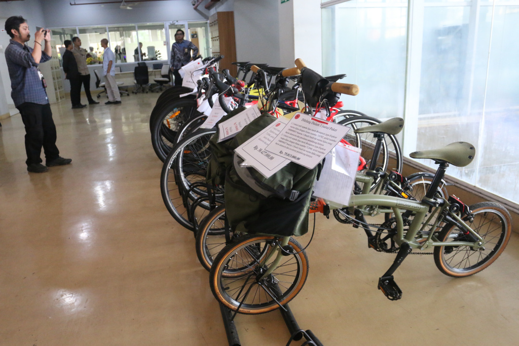 KPK Melelang Barang Sitaan Kasus korupsi Jurnalis mengambil gambar motor yang dilelang di Rupbasan KPK, Jakarta, Kamis (12/5/2025). (Beritanasional.com/Oke Atmaja)