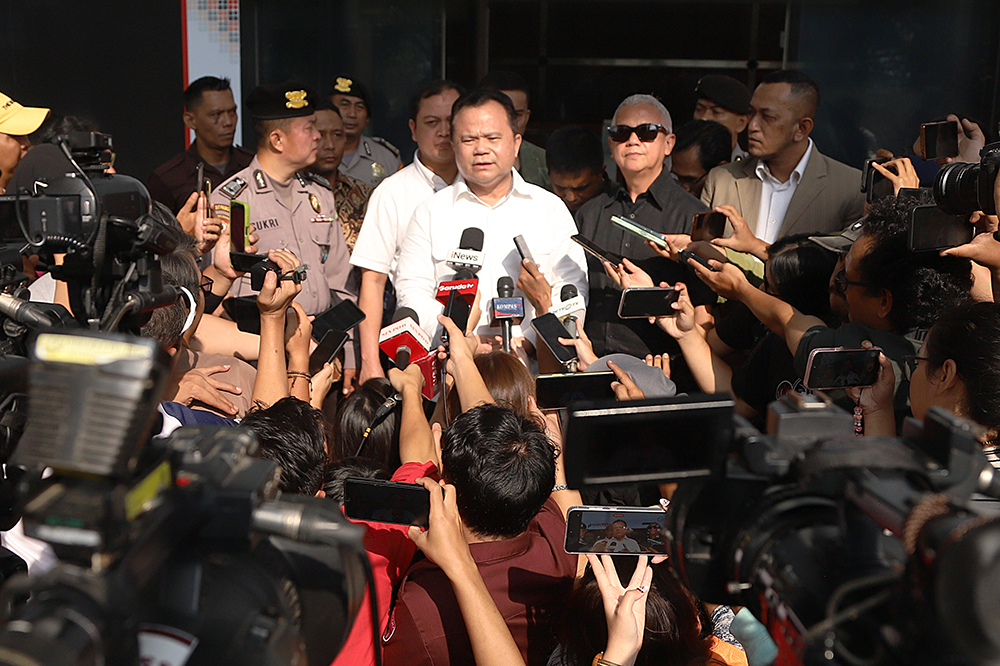 Mantan Direktur Jenderal (Dirjen) Imigrasi Ronny Franky Sompie eenuh anggilan KPK untuk dimintai keteranggan sebaggai saksi dalam kasus tersangka Harun Masiku dan Sekretaris Jenderal PDI Perjuangan Hasto Kristiyanto. (BeritaNasionnal/Elvis Sendouw)