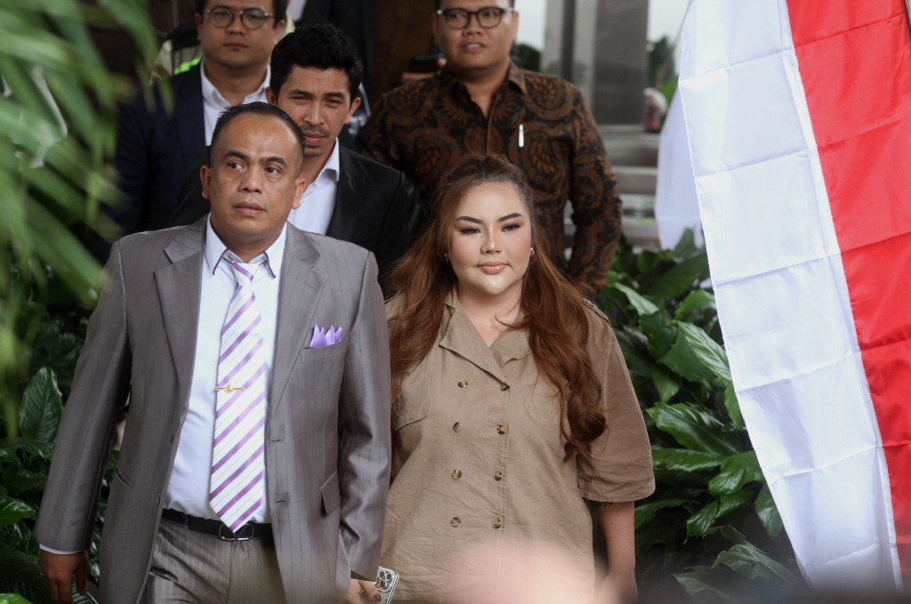Selebgram Lisa Mariana Presley Zulkandar menunggu panggilan untuk menjalani pemeriksaan sebagai saksi di Gedung Merah Putih KPK, Jakarta, Jumat (22/8/2025). (Berita nasional.com/Oke Atmaja)