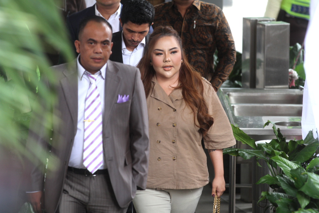 Selebgram Lisa Mariana Presley Zulkandar menunggu panggilan untuk menjalani pemeriksaan sebagai saksi di Gedung Merah Putih KPK, Jakarta, Jumat (22/8/2025). (Berita nasional.com/Oke Atmaja)