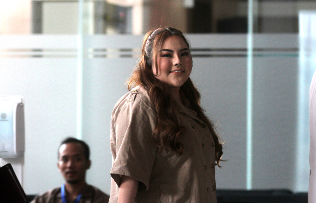 Selebgram Lisa Mariana Presley Zulkandar menunggu panggilan untuk menjalani pemeriksaan sebagai saksi di Gedung Merah Putih KPK, Jakarta, Jumat (22/8/2025). (Berita nasional.com/Oke Atmaja)