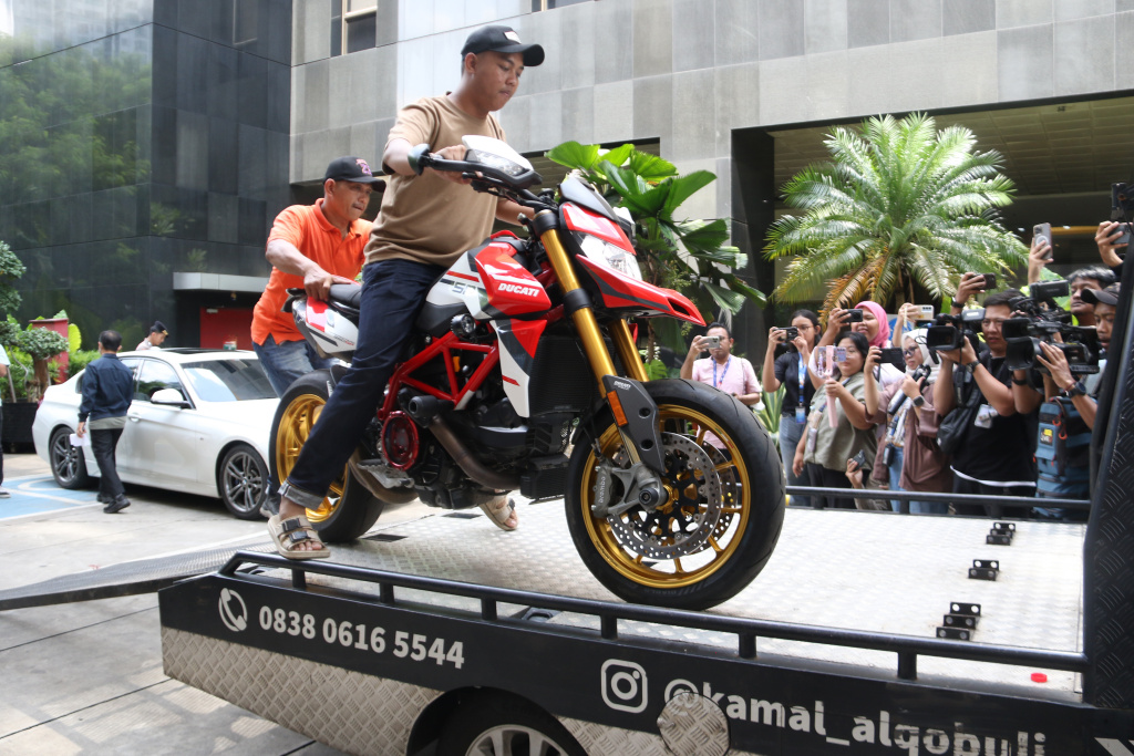 Petugas memindahkan barang sitaan sebuah kendaraan roda empat terkait kasus pemerasan K3 di Kementerian Ketenagakerjaan (Kemnaker) ke mobil derek atau towing di kawasan Gedung Merah Putih KPK, Kuningan, Jakarta Selatan, Rabu (1/10/2025). (Beritanasional.com/Oke Atmaja)