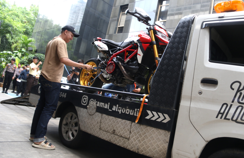 Petugas memindahkan barang sitaan sebuah kendaraan roda empat terkait kasus pemerasan K3 di Kementerian Ketenagakerjaan (Kemnaker) ke mobil derek atau towing di kawasan Gedung Merah Putih KPK, Kuningan, Jakarta Selatan, Rabu (1/10/2025). (Beritanasional.com/Oke Atmaja)