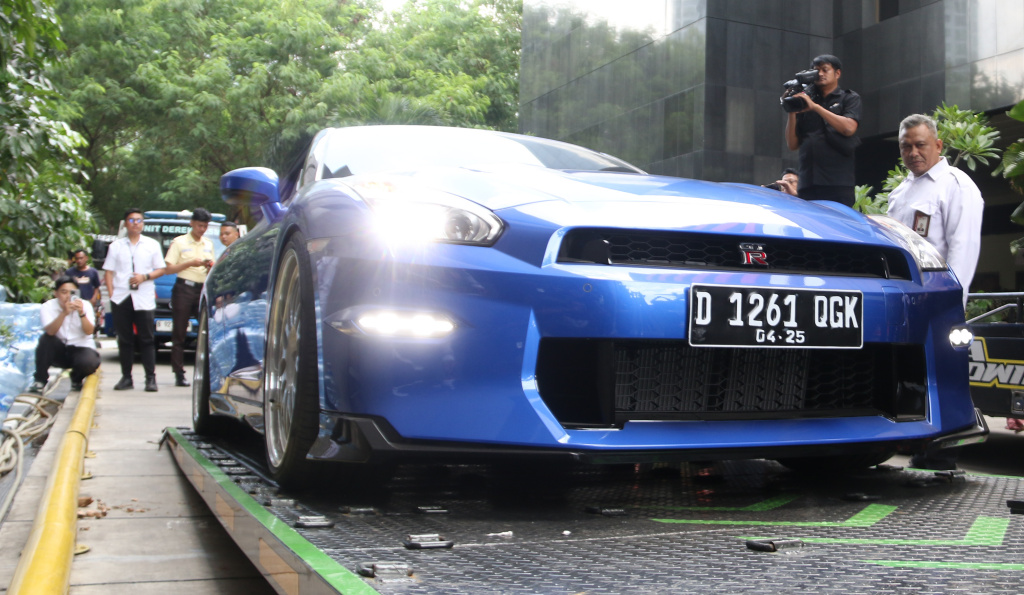 Petugas memindahkan barang sitaan sebuah kendaraan roda empat terkait kasus pemerasan K3 di Kementerian Ketenagakerjaan (Kemnaker) ke mobil derek atau towing di kawasan Gedung Merah Putih KPK, Kuningan, Jakarta Selatan, Rabu (1/10/2025). (Beritanasional.com/Oke Atmaja)